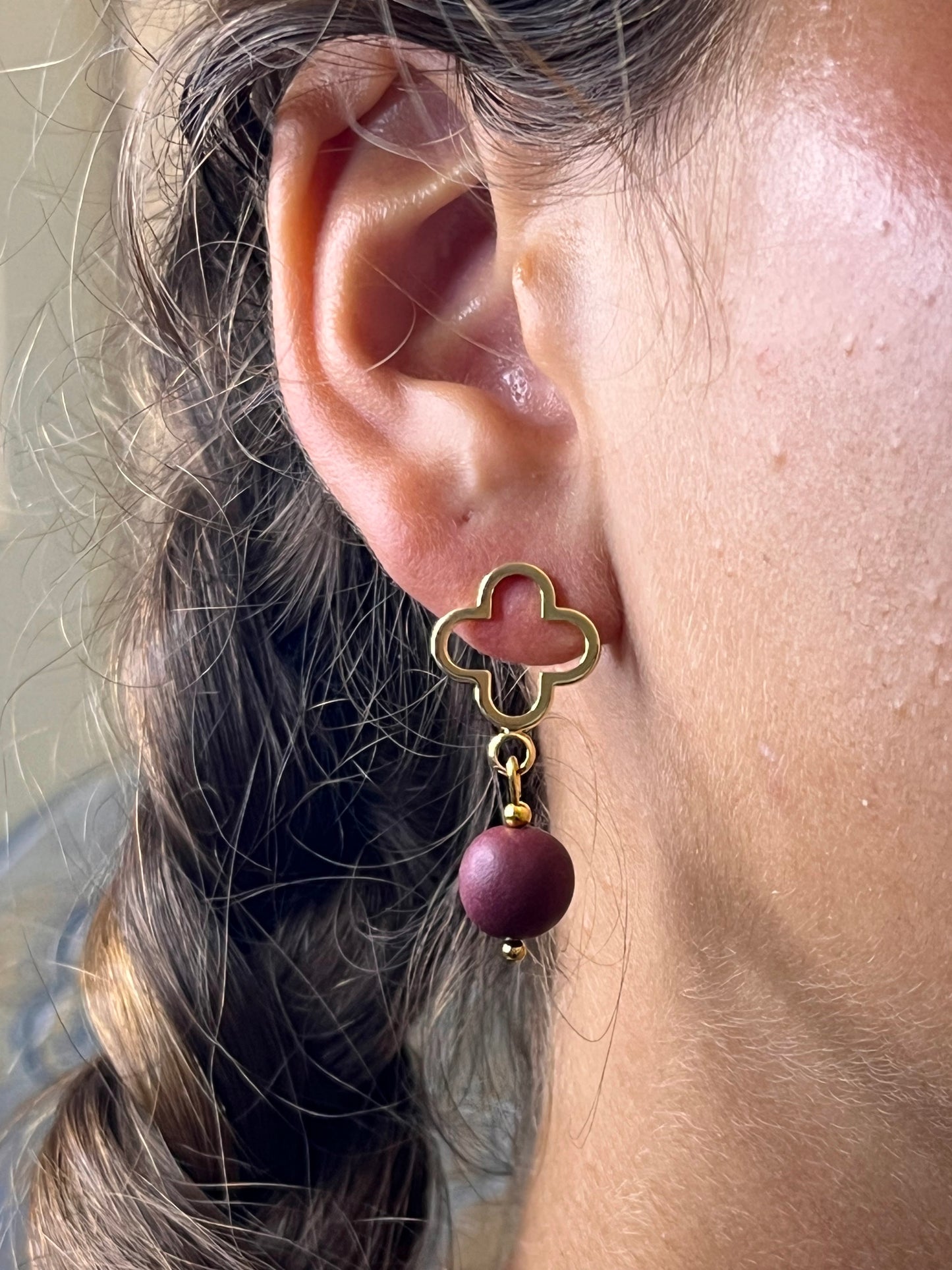 Rounded Bead w/ Clover Stud | Maroon