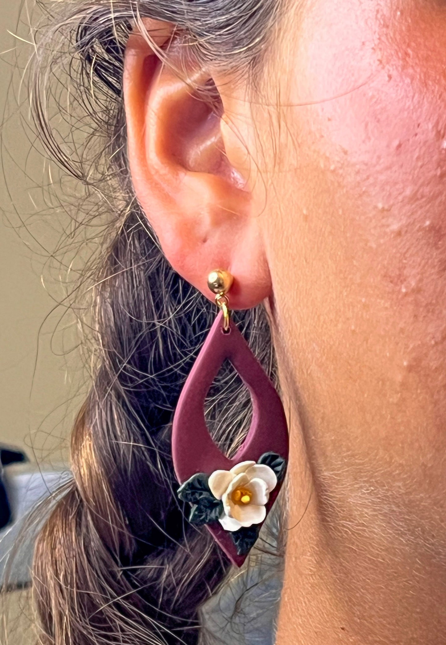 Teardrop w/ Magnolia Flower