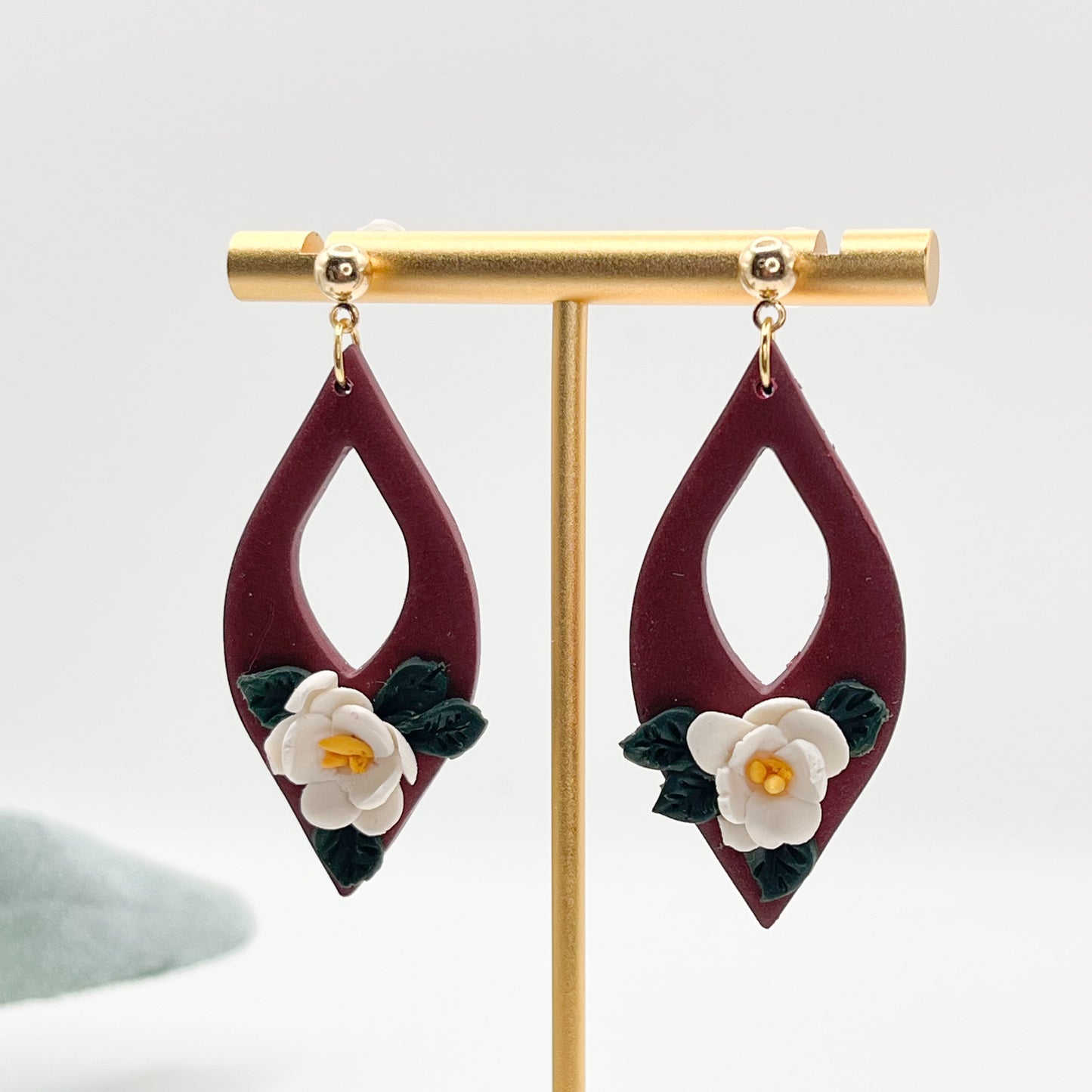 Teardrop w/ Magnolia Flower
